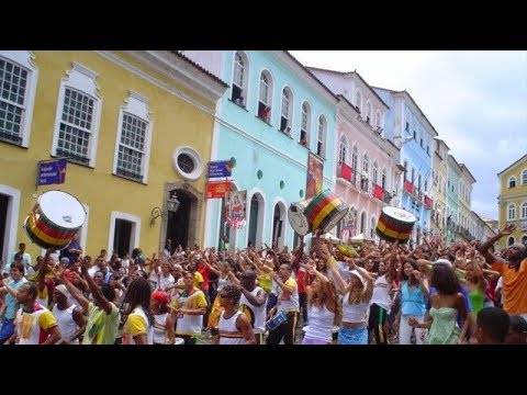 Carnaval baiano saiu das negras verdades do Pelourinho para a boquinha da garrafa mercadológica